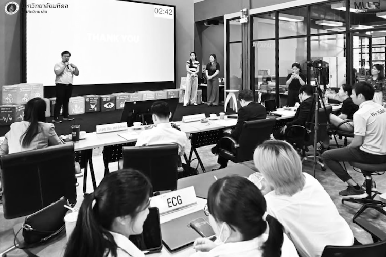 Student teams presenting at the AI Biznovation Hackathon